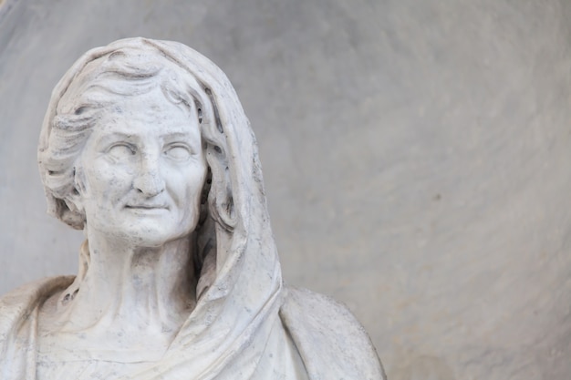Antiga estátua de uma senhora idosa em uma igreja italiana perto de Torino, norte da Itália