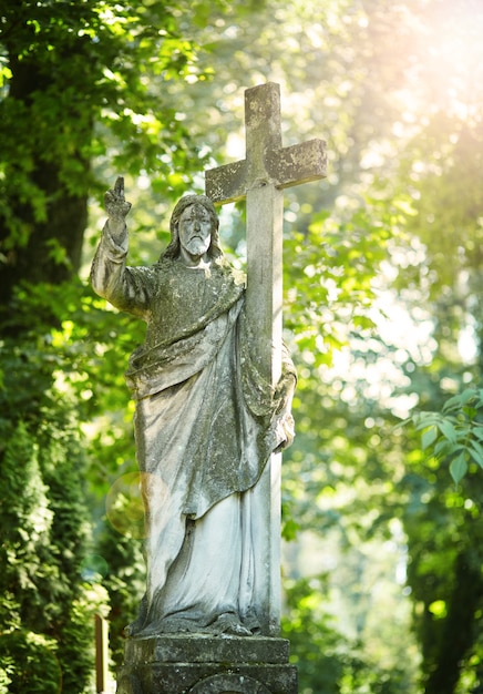 Antiga estátua do sofrimento de Jesus Cristo