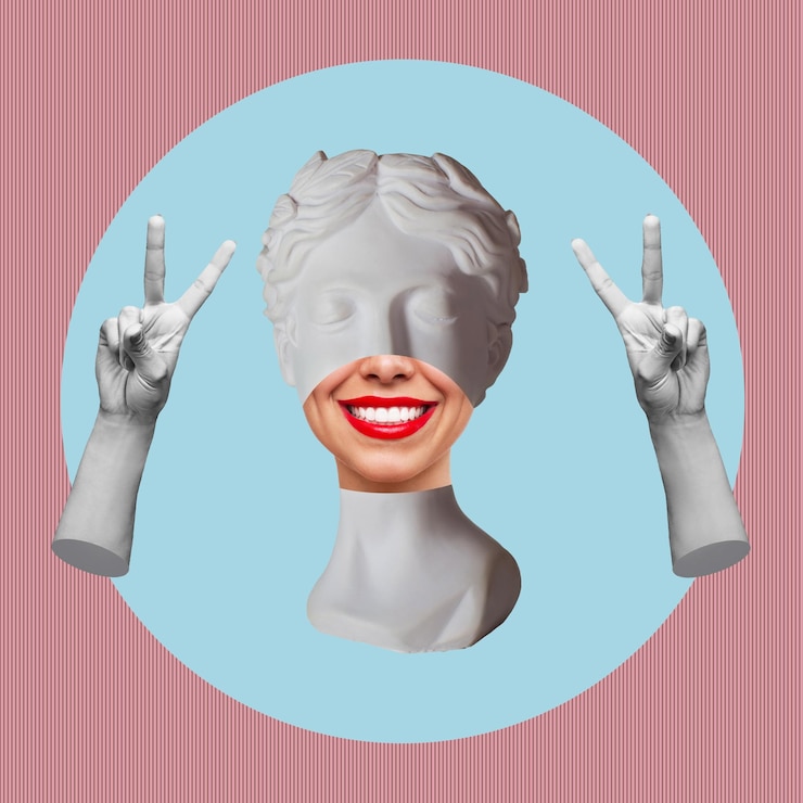 Foto antiga estátua sorridente feminina mostrando um gesto de paz com as mãos sobre um fundo colorido