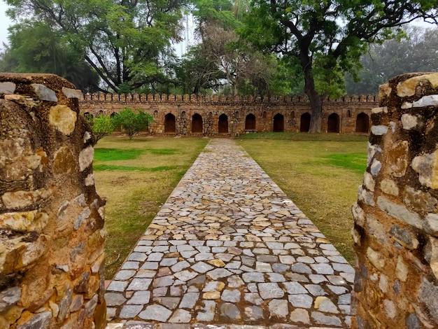 Antiga estrada e estrutura de arenito