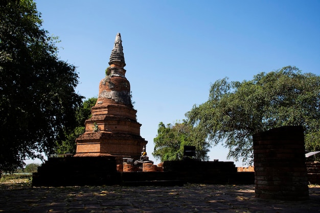 Antiga estupa e ruínas chedi prang do templo Wat Phra Ngam Wat Phra Ngam em Ayutthaya Tailândia