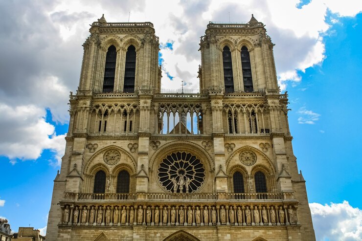 Antiga fachada da Catedral de Notre Dame em Paris antes do incêndio.
