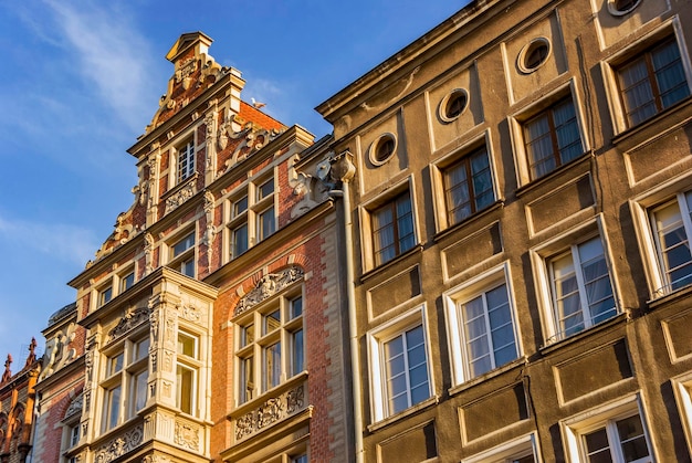 Antiga fachada de arquitetura de construção histórica em Gdansk