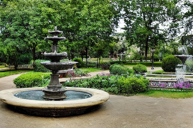 Antiga fonte em um belo jardim à noite Ai gerado