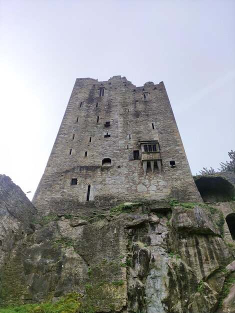 Antiga fortaleza celta sobre um castelo rochoso de Blarney, no fundo da arquitetura antiga da Irlanda