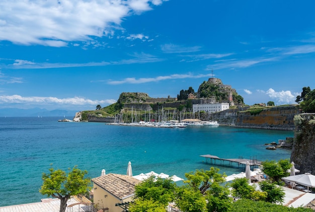 Antiga Fortaleza de Corfu no promontório pela cidade velha