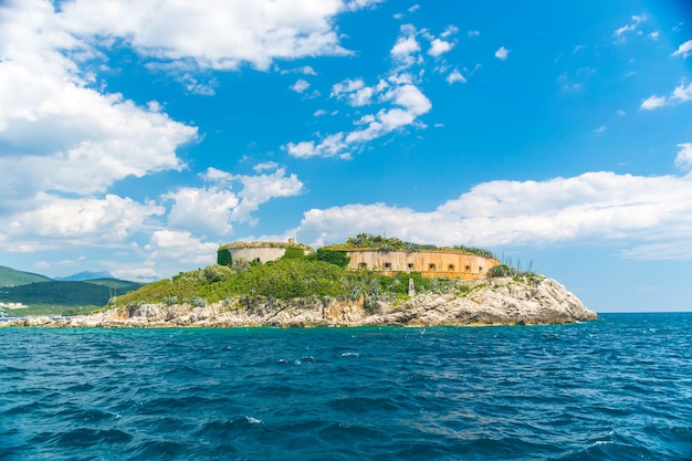 Antiga fortaleza está localizada na ilha de Mamula. Baía de Boka-Kotor. Montenegro.