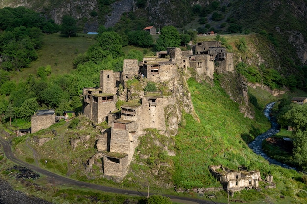 Antiga fortaleza na aldeia montanhosa de Shatili, ruínas do castelo medieval na Geórgia.