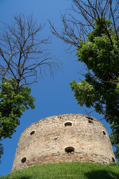 Antiga fortaleza na colina