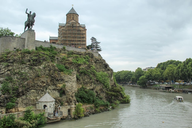 Foto antiga fortaleza narikala na cidade velha de tbilisi geórgia cáucaso