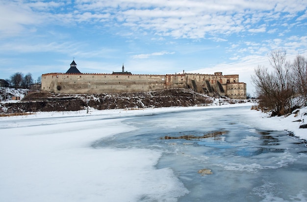 Antiga fortaleza nas margens do rio Medzhybizh no inverno na região de Khmelnytsky na Ucrânia