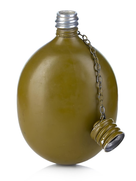Antiga garrafa de água de alumínio do exército isolada no fundo branco
