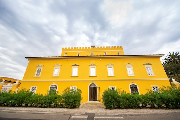 Antiga grande villa amarela na região da toscana