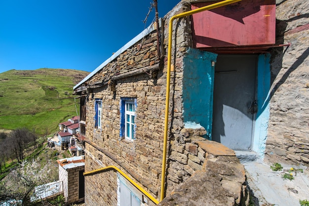 Foto antiga habitação abandonada em ruínas nas montanhas