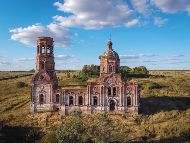 Antiga igreja abandonada e em ruínas