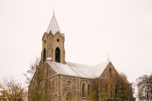 Antiga igreja católica de pedra decorada com pequenos mosaicos e ícones Osova Bielorrússia 2023