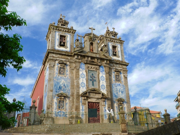 Antiga igreja católica decorada do lado de fora com tradicionais azulejos azuis no centro de Porto Portugal