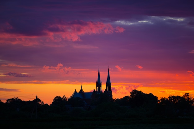 Antiga igreja católica em Vidzy (Bielo-Rússia) à noite