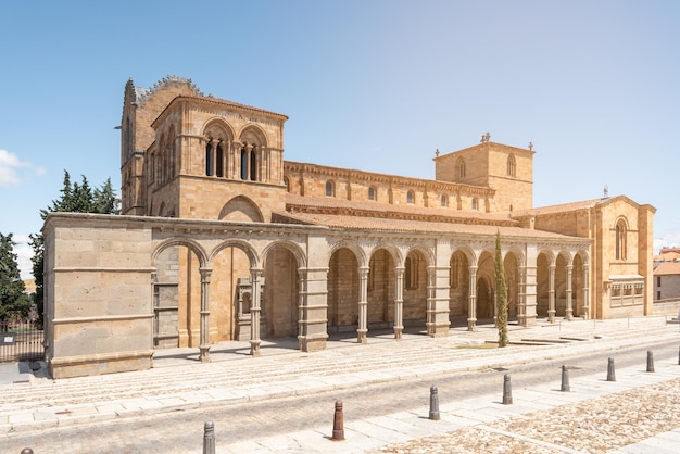 Antiga igreja com fachada de pedra na cidade