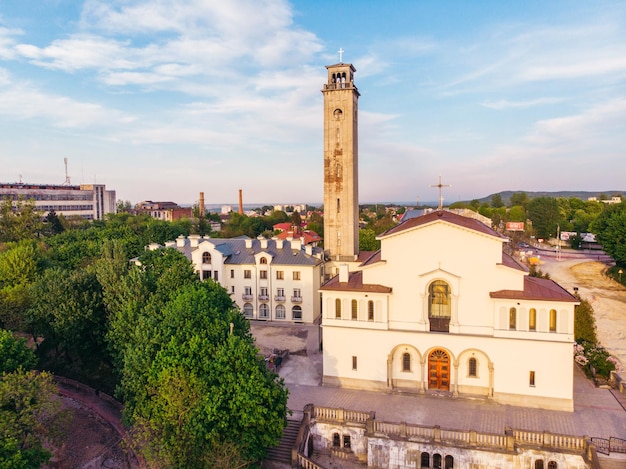 Antiga igreja cristã com grande torre