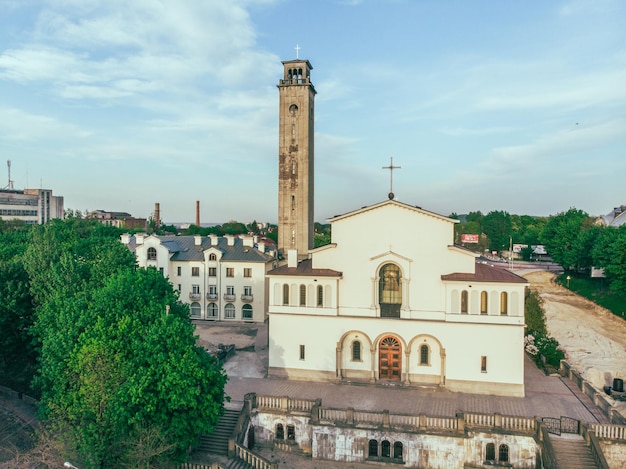 Antiga igreja cristã com grande torre