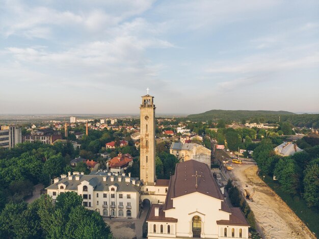 Antiga igreja cristã com grande torre