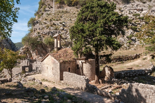 Antiga igreja da muralha da fortaleza alta nas montanhas em montenegro kotor antigo marco histórico