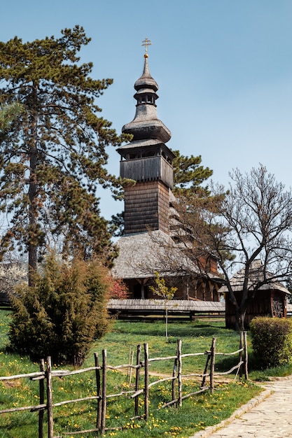 Antiga igreja de madeira em Uzhgorod, Ucrânia. Igreja Greco-Católica do Santo Arcanjo Miguel construída em 1777 sem nenhum prego de ferro