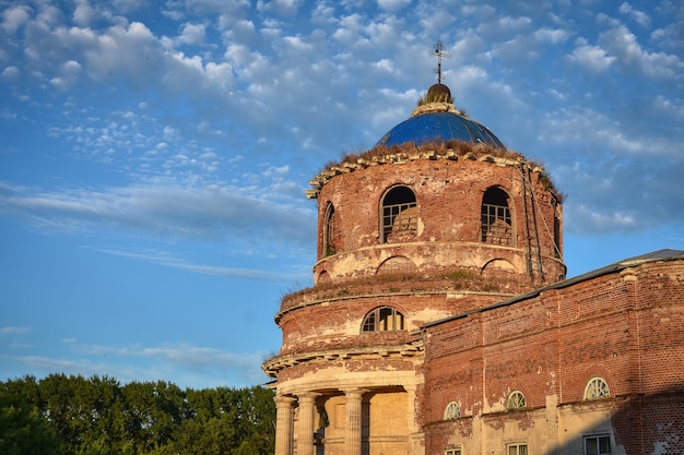 Antiga igreja de tijolos na vila de Istier