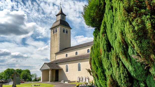 Antiga igreja em pequena aldeia no sudoeste da França