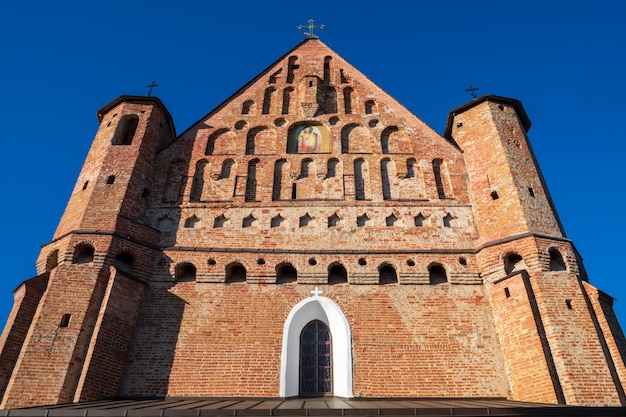 Antiga igreja fortificada de São Miguel do século XV na região de Synkovichi Grodno Bielorrússia