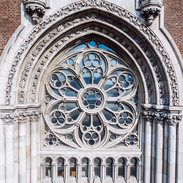 Antiga igreja gótica de perto. janelas da igreja