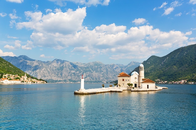 Antiga igreja na ilha no mar, montenegro