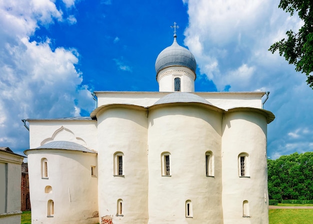 Antiga igreja no Yaroslavl Marketplace em Veliky Novgorod, Rússia.