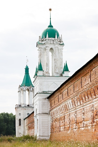 Foto antiga igreja ortodoxa de pedra na rússia