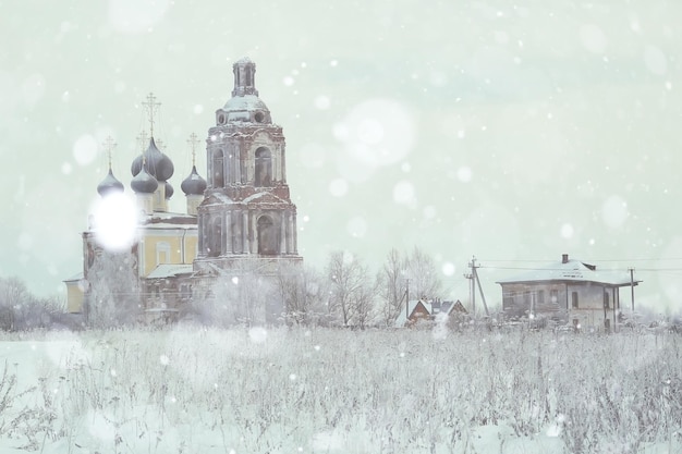 Antiga Igreja Ortodoxa na paisagem de inverno