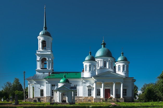 Antiga igreja russa em Nadkopanya, Rússia no verão