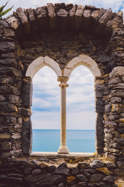 Antiga janela antiga com vista para o mar Porto Venere Itália Ligúria