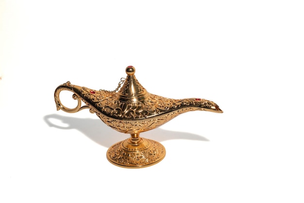 antiga lâmpada de óleo árabe isolada em fundo branco lâmpada mágica misteriosa de Aladdin