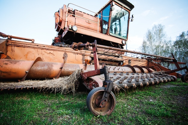 Antiga máquina agrícola agrícola enferrujada