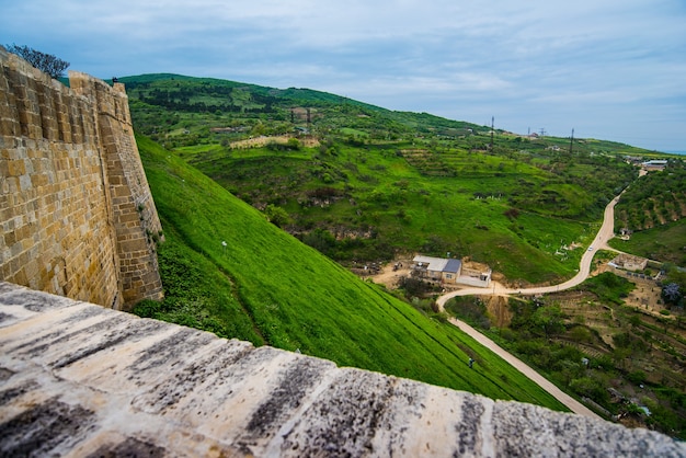 Antiga muralha de pedra forte de uma fortaleza defensiva nas montanhas