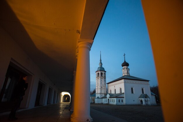 Antiga paisagem da cidade russa com igreja Vista da paisagem urbana de Suzdal