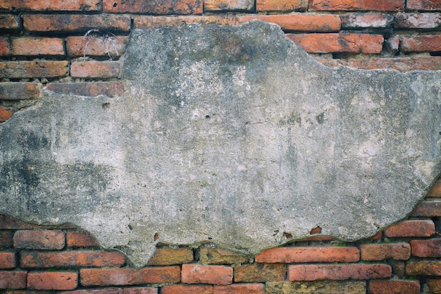 Antiga parede de tijolos vermelhos vintage com fundo de textura de gesso branco polvilhado