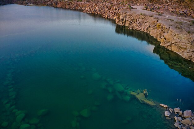 Antiga pedreira inundada, local de mineração de granito natural