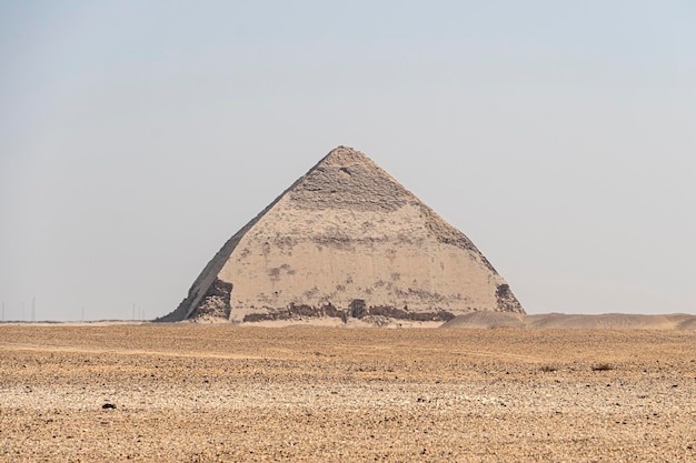 Antiga Pirâmide Torta de Dahshur para o faraó Snefru perto do Cairo Egito A pirâmide do sul em Dahshur é chamada de corte ou em forma de diamante por causa de sua forma irregular