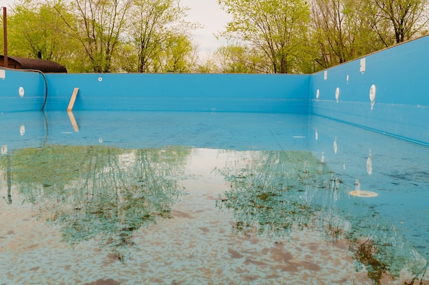 Foto antiga piscina azul suja cuidando de piscinas externas