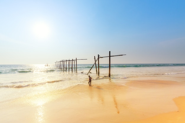 Antiga ponte de madeira na praia de Pilai, província de Phang Nga