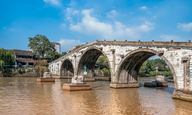 Antiga ponte do canal em Hangzhou