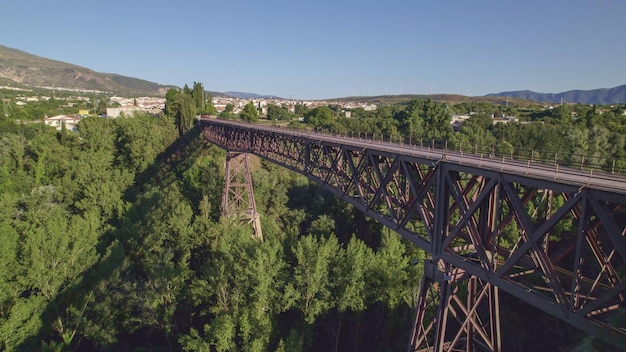 Antiga ponte ferroviária com estrutura de ferro. Tiro aéreo. Granada. Espanha.