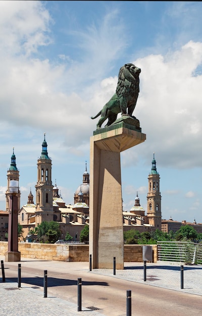 Antiga ponte romana em Saragoça, Espanha